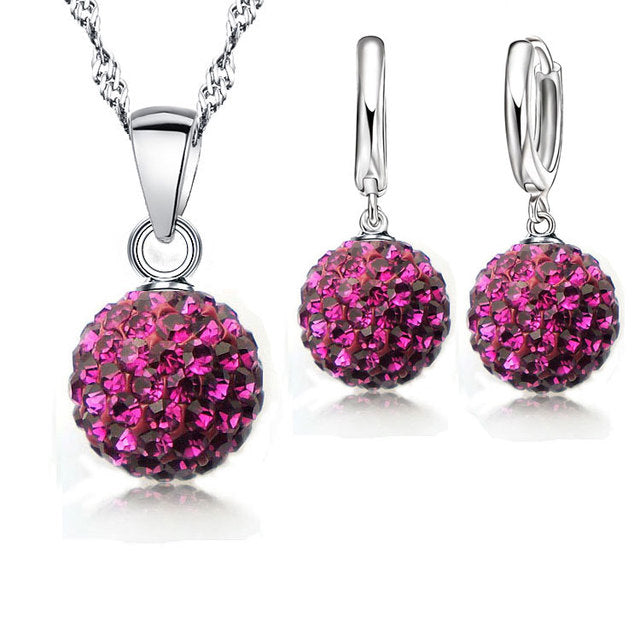 Rundes Kristall Schmuckset für Damen in Silber, bestehend aus eleganten Ohrsteckern und Halskette.