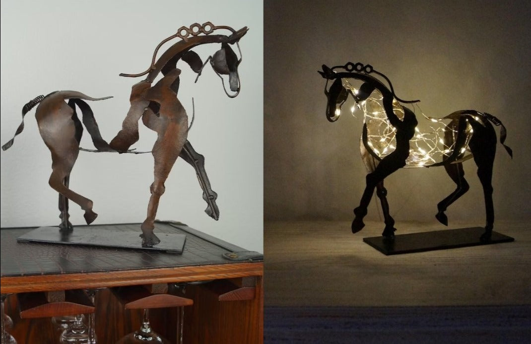 Handgefertigte Metall Pferdefigur als elegante Wohndekoration. Moderne Kunsthandwerk Skulptur aus Metall.