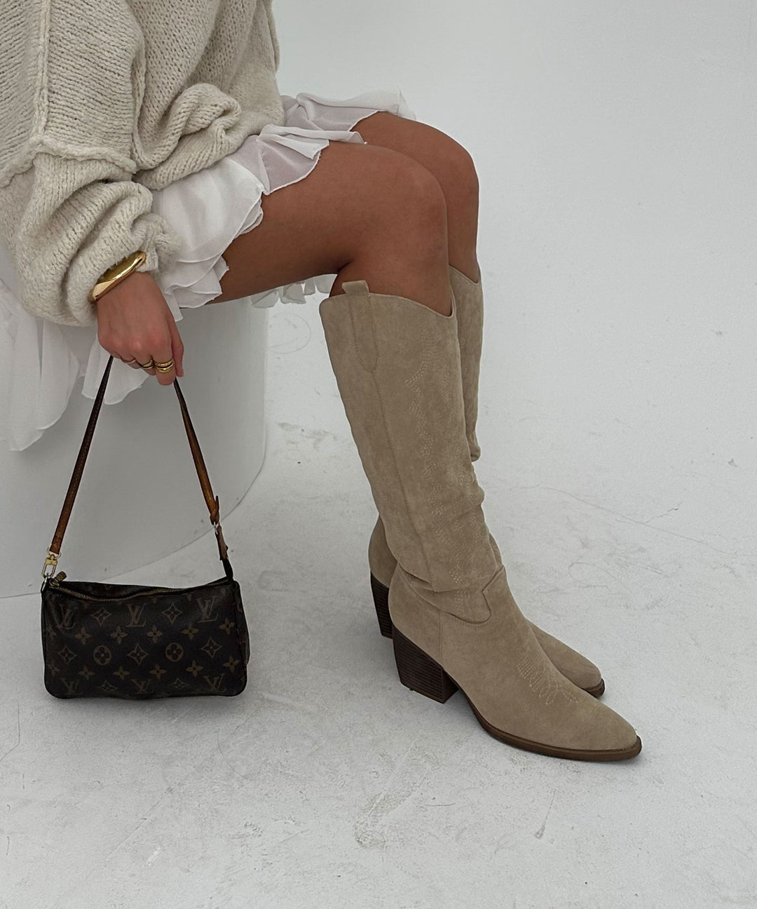 Elegante hohe beige Damen Westernstiefel, bequem dank Blockabsatz.