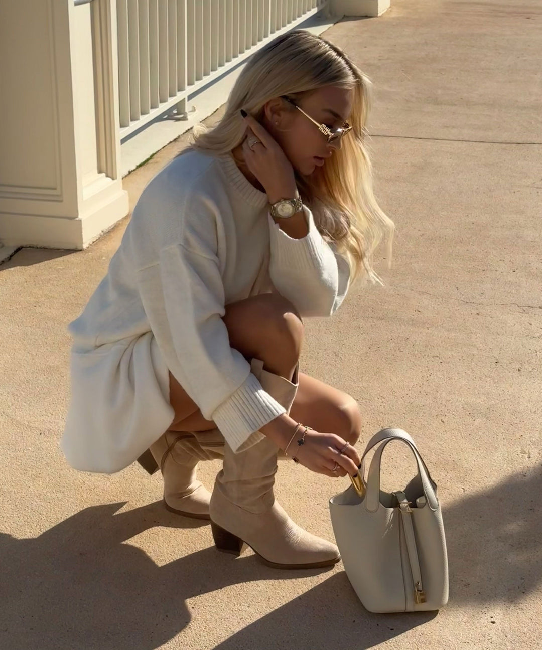 Stylische Damenschuhe: Hohe beige Western Stiefel mit Blockabsatz, Cowboystiefel.