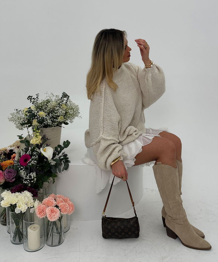 Modische hohe beige Damen Cowboystiefel, ideal für einen stylischen Western-Look.