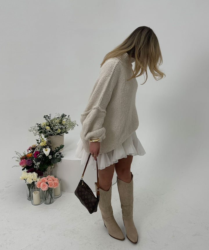 Modische hohe beige Damen Cowboystiefel, Damenschuhe für einen stylischen Auftritt.