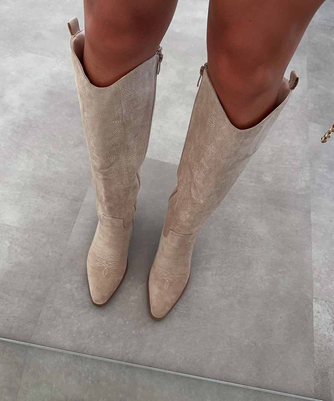 Elegante hohe Damen Western Stiefel in Beige, ideal als Festival Schuhe oder Alltagslook.