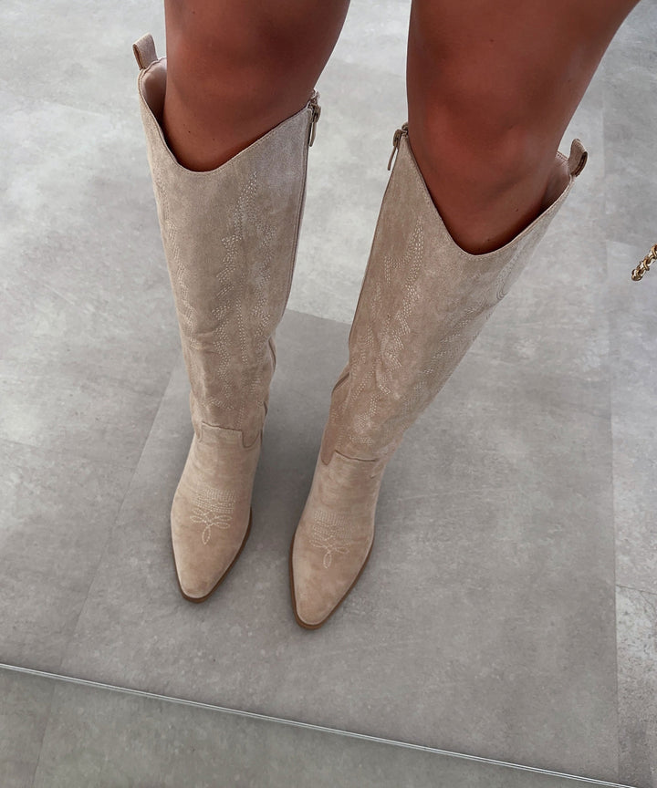 Elegante hohe Damen Western Stiefel in Beige, ideal als Festival Schuhe oder Alltagslook.