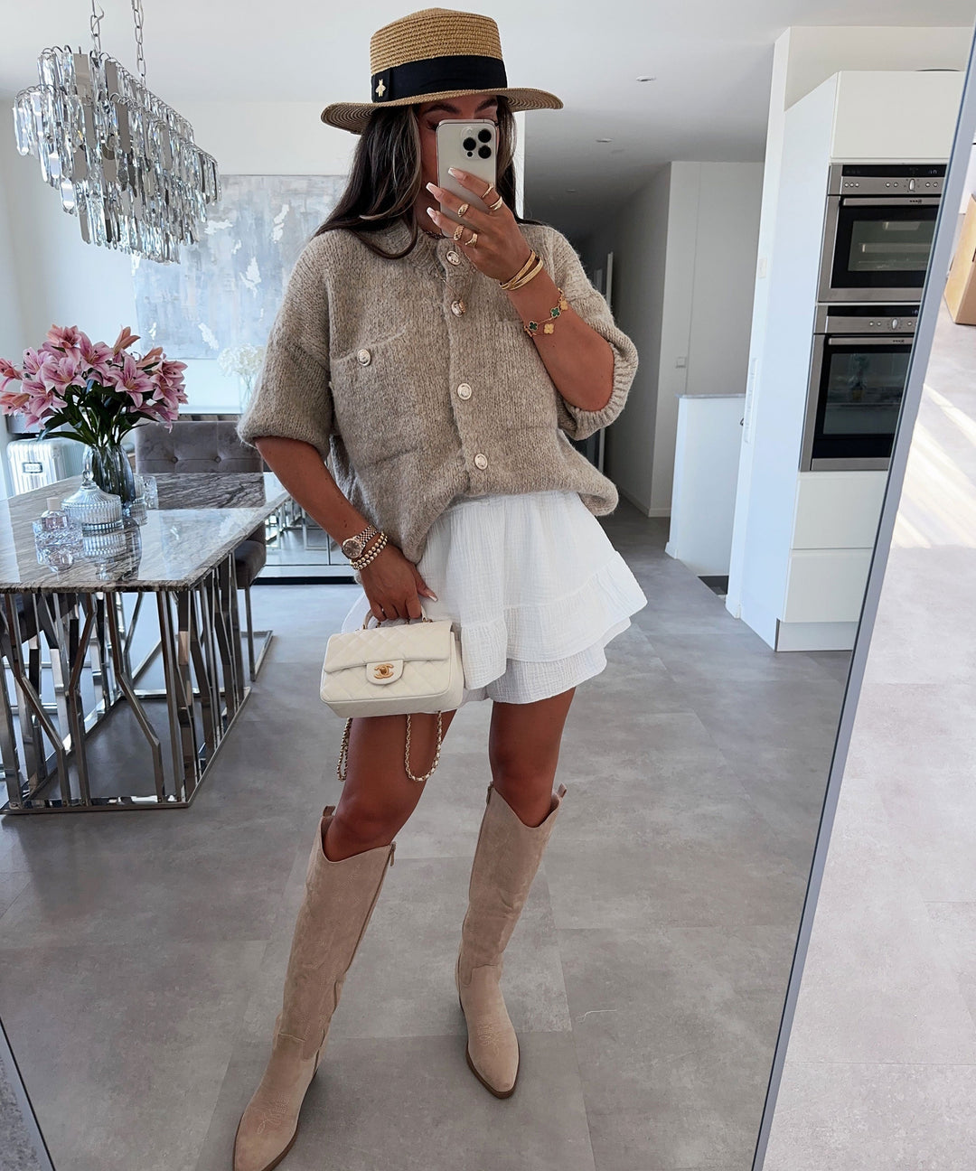 Elegante hohe Damen Western Stiefel in Beige, ideal als Alltagsschuhe.