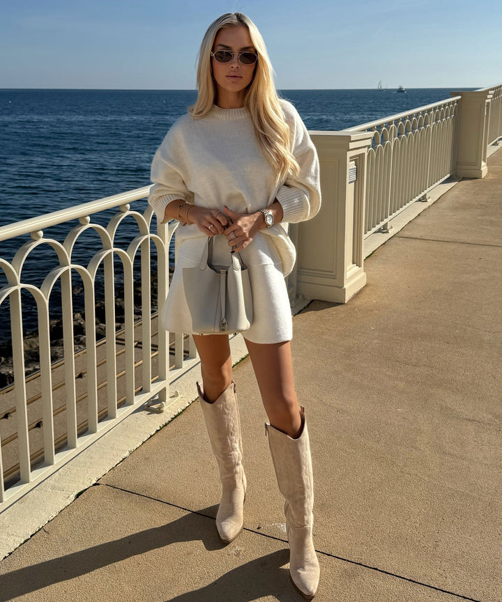 Modische beige Cowboystiefel für Damen, stylische hohe Stiefel mit bequemem Blockabsatz.