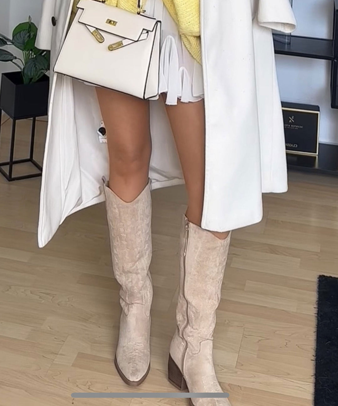 Damen Stiefel: Hohe beige Western Stiefel, stylische Cowboystiefel für Damenmode.
