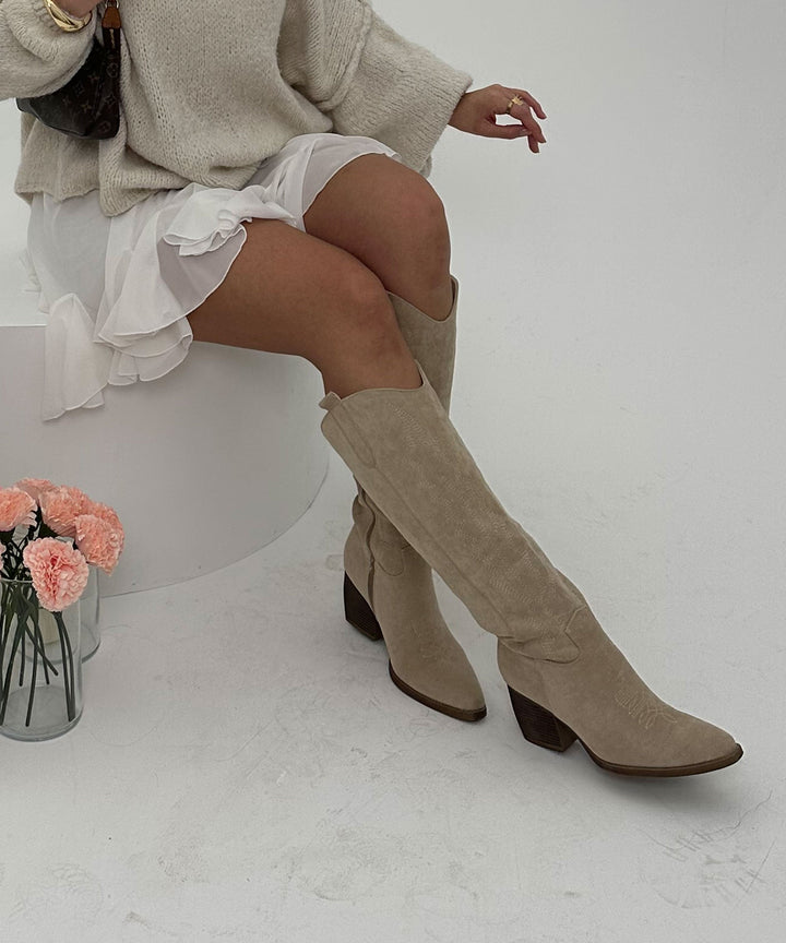 Authentische beige Cowboystiefel mit hohem Schaft, vielseitige Damenschuhe.