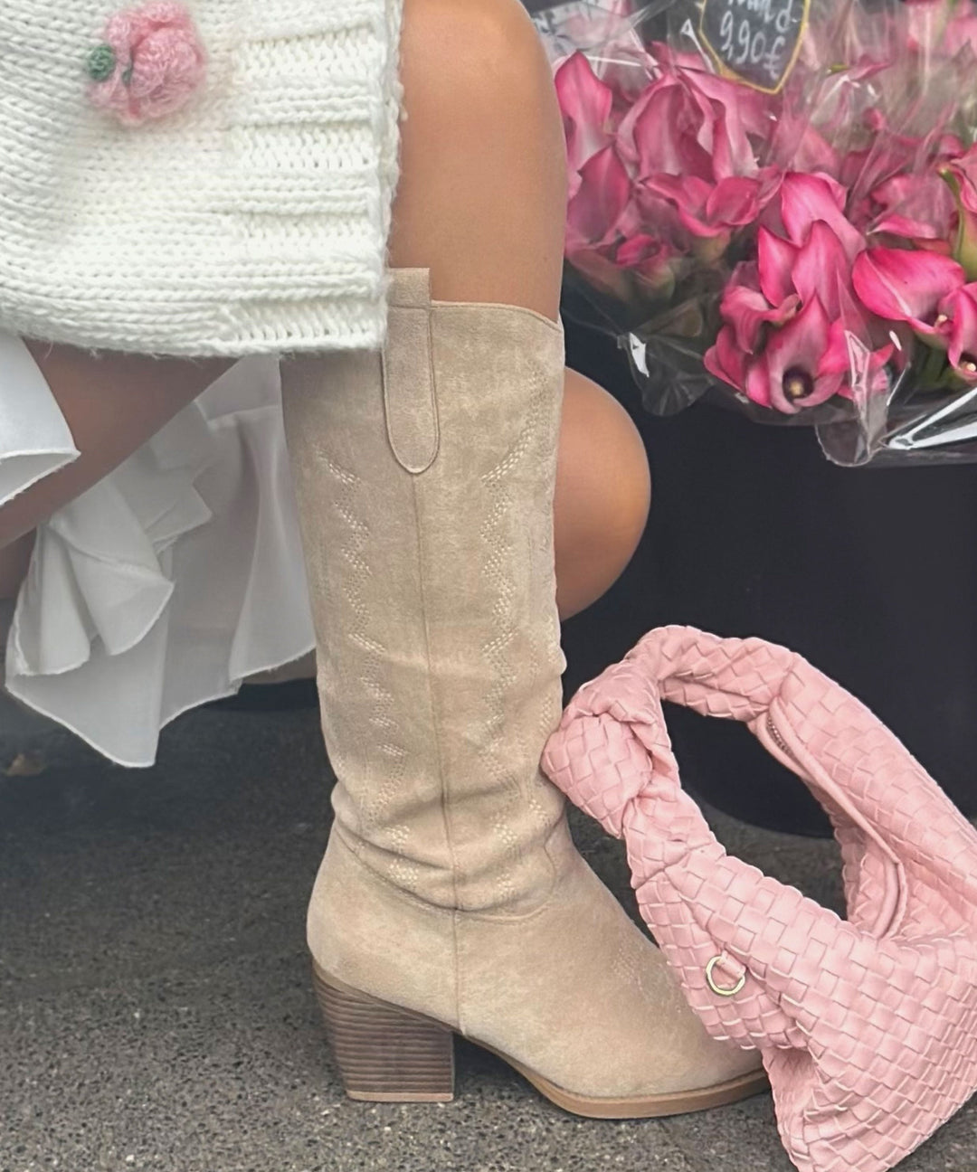 Chic: Beige hohe Western Stiefel für Damen, stylisch und vielseitig kombinierbar.