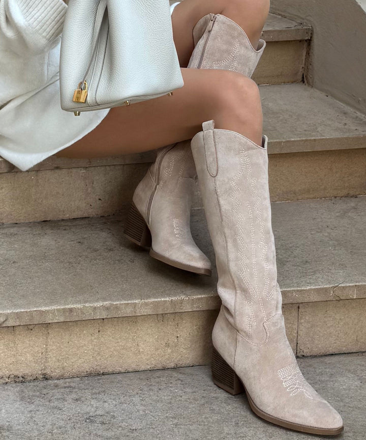 Hohe beige Damen Stiefel im Western Stil, perfekt für Damenmode und Festivals.