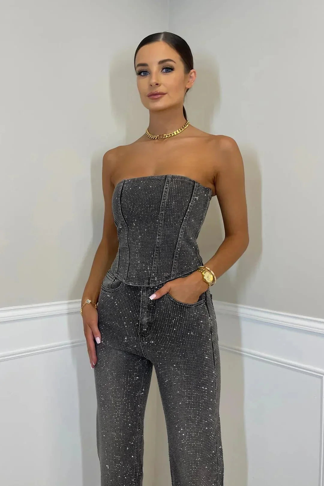 Festliches Damen Mode-Set: glitzernde High-Waist-Jeans & trägerloses Oberteil für glamouröse Partys.