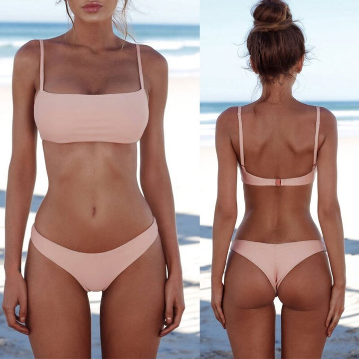 Minimalistischer Brazilian Slip des Damen Bikini Sets. Modische Schwimmbekleidung für einen sexy Po.