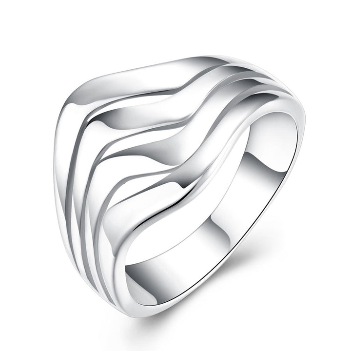 Nahaufnahme des vierzeiligen glatten Unisex-Rings aus Sterlingsilber. Dezenter Schmuck.