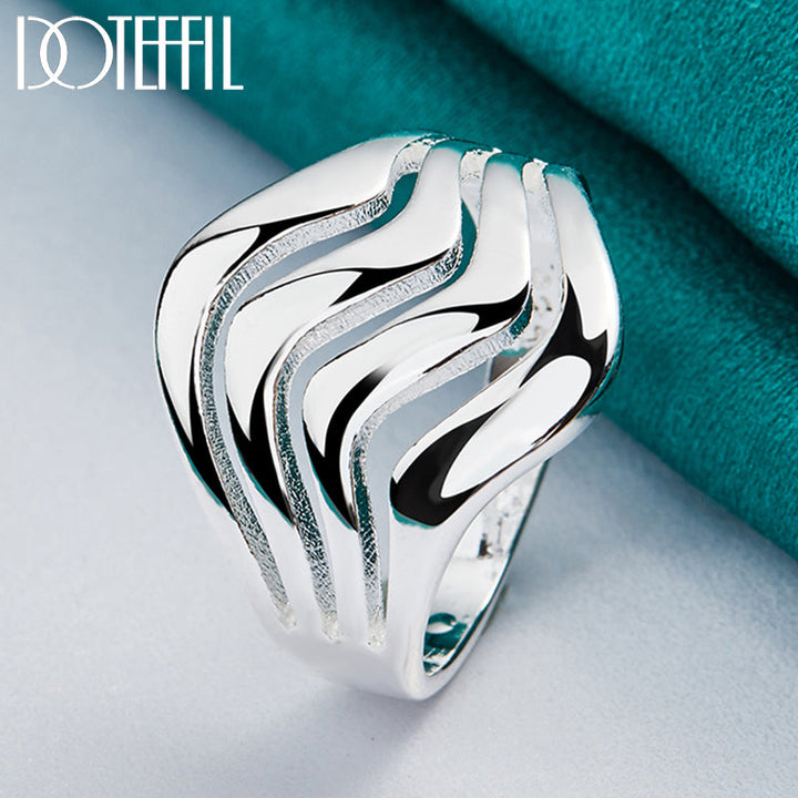 Detail: Vierzeiliger glatter Unisex-Ring aus Sterlingsilber. Perfekter zeitloser Schmuck.