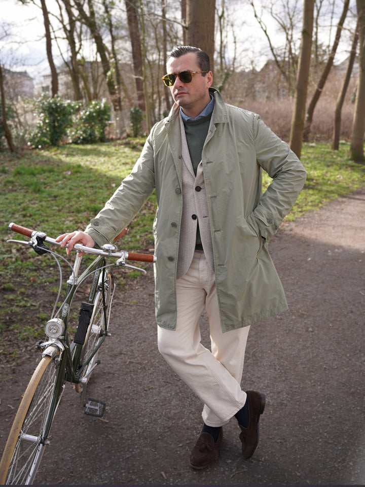 Stilvolle Damen Jacke in Salbeigrün. Leichter Übergangsmantel, wetterfest & ideal für Frühling/Herbst.