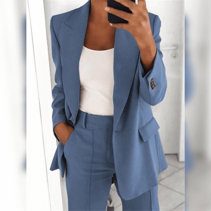 Hochwertiger Damen Blazer, handgefertigt mit elegantem, zeitlosem Design. Perfekt für Business und Smart Casual.