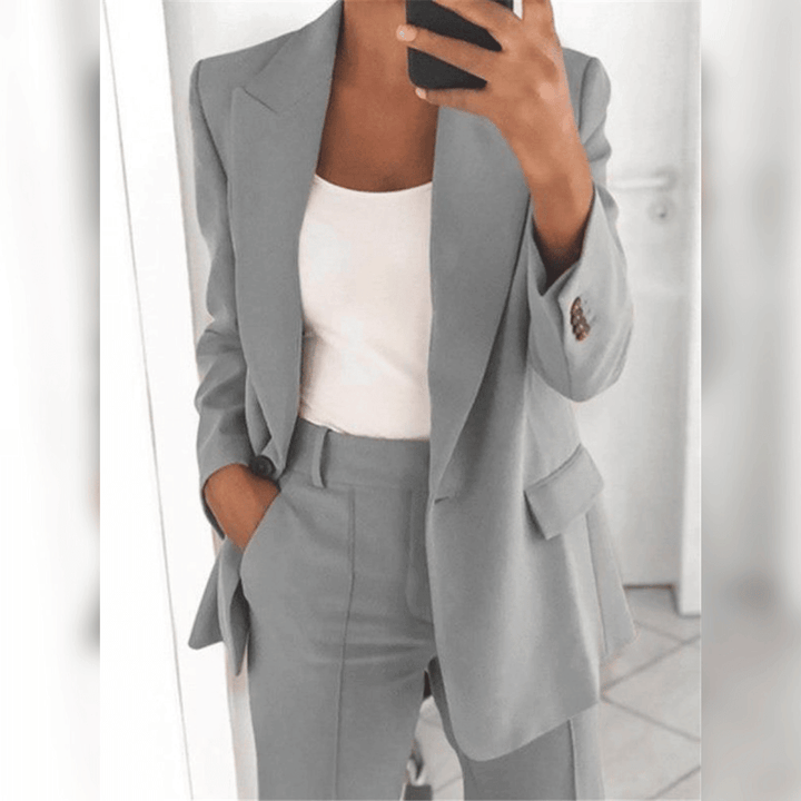 Luxuriöser Damen Blazer mit zeitlosem Design, handgefertigt für höchste Qualität. Elegant für Büro & besondere Anlässe.
