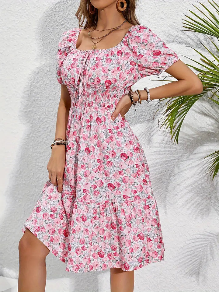 Elegantes Damen Sommer Midikleid mit zartem Blumendruck, quadratischem Ausschnitt und schmeichelhaftem Knotendetail.