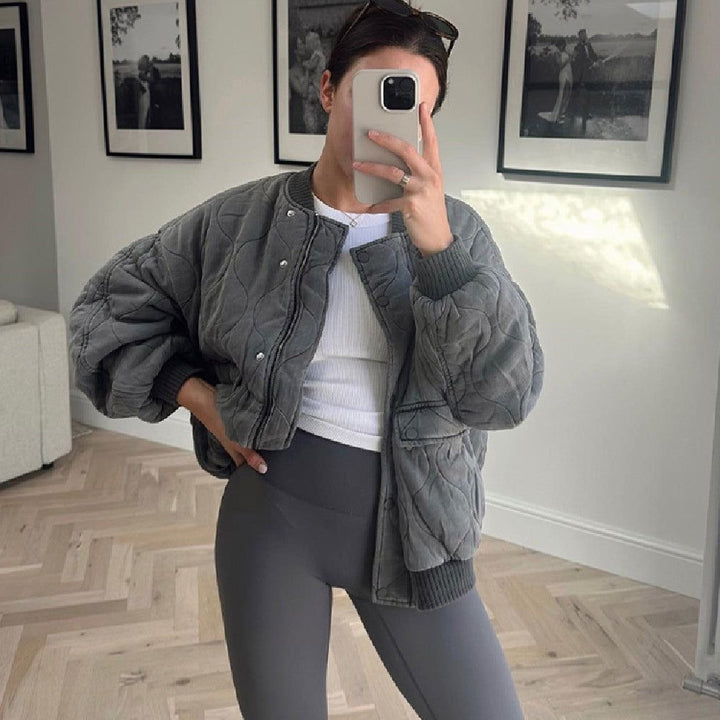 Stylische Oversized Damen Bomberjacke, locker geschnitten für komfortable Herbstoutfits.