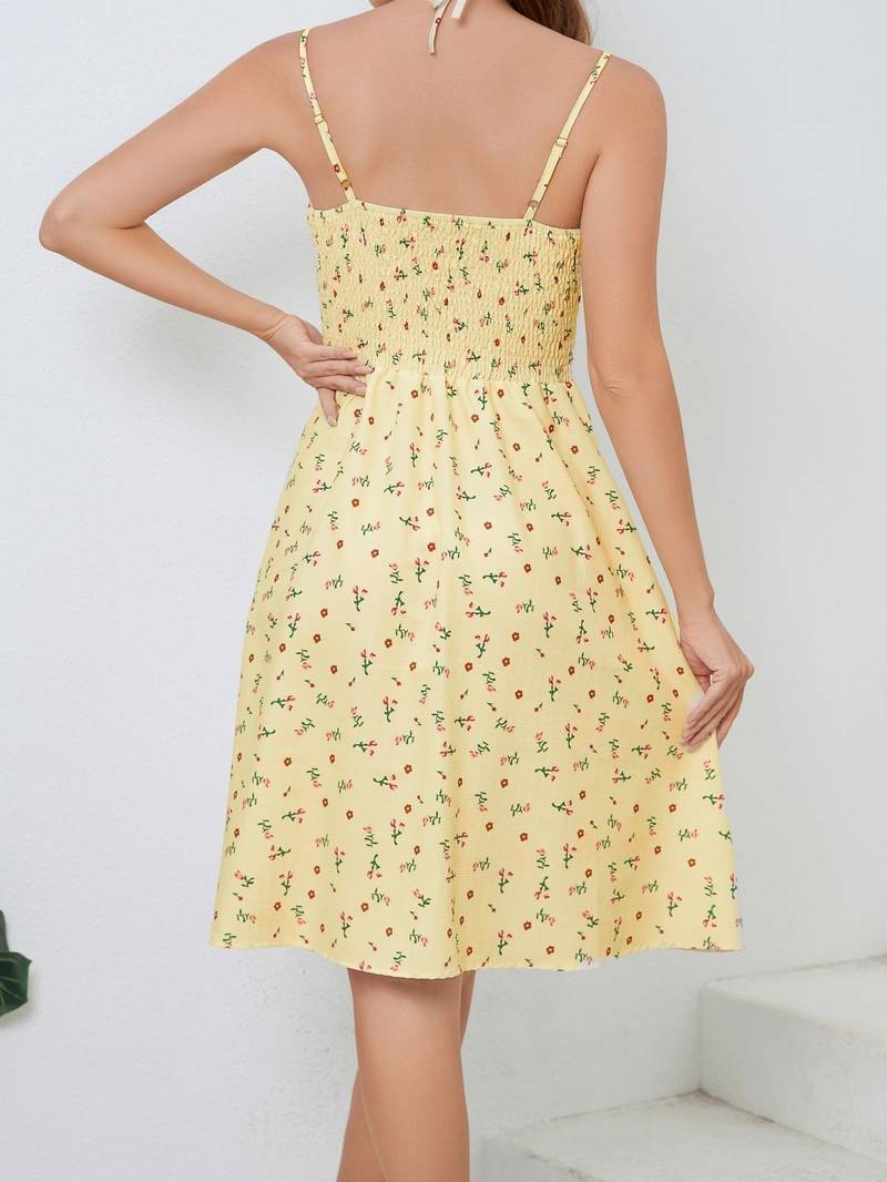 Elegantes gelbes Cami Mini Kleid für Damen. Modisches Freizeitkleid, perfekt für Sommer und entspannte Anlässe.