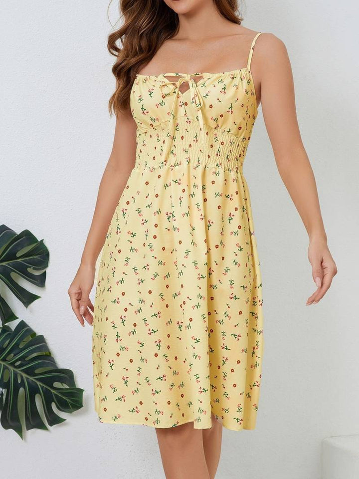 Stilvolles Damen Cami Mini Kleid in Rosa. Lässiges Sommerkleid mit Kordelzug, sehr vielseitig für jeden Tag.