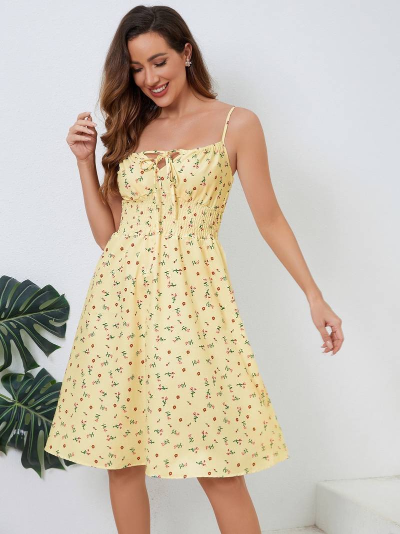 Gelbes lässiges Damen Cami Mini Kleid. Modisches Sommerkleid mit Kordelzug, perfekt als Freizeit- oder Partykleid.