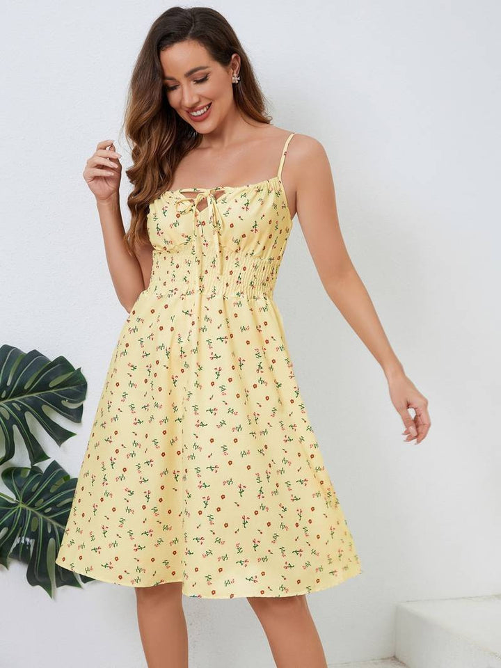 Gelbes lässiges Damen Cami Mini Kleid. Modisches Sommerkleid mit Kordelzug, perfekt als Freizeit- oder Partykleid.