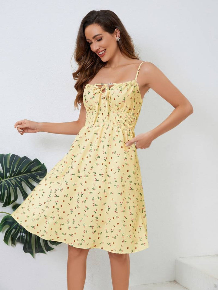 Rosa lässiges Damen Cami Mini Kleid. Vielseitiges Sommerkleid mit Kordelzug, ideal für Freizeit & Party.