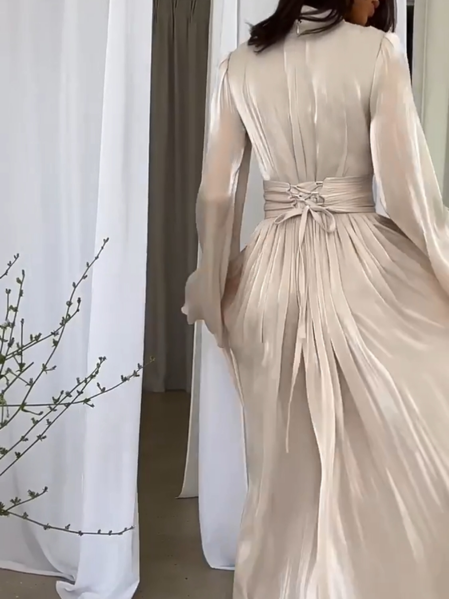 Aprikotfarbenes Damen Maxikleid mit feinen Plisseedetails, langen Ärmeln. Elegantes Abend- und Partykleid für Hochzeitsgäste.