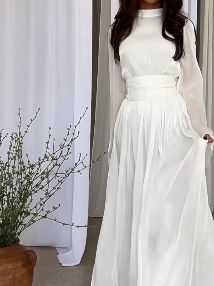 Fließendes grünes Damen Maxikleid mit elegantem Plisseedetail und langen Ärmeln, ideal als stilvolles Abendkleid.