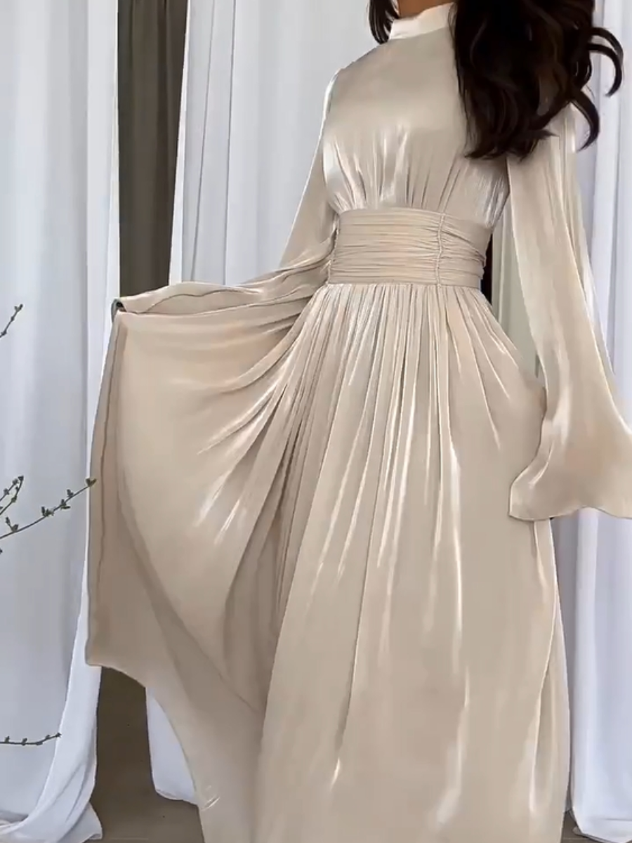 Elegantes Damen Maxikleid in Aprikose mit Plisseedetails und langen Ärmeln. Vielseitiges Festkleid für Hochzeitsgast.