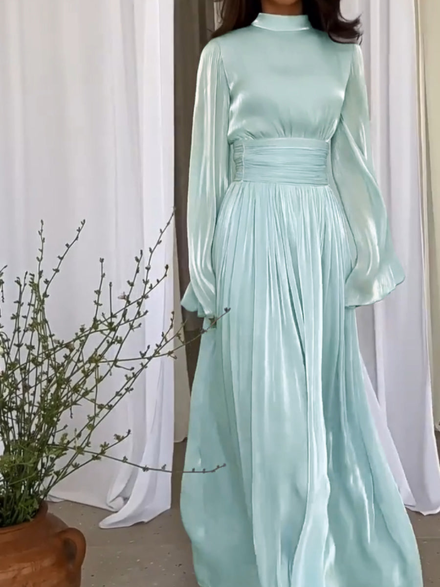 Grünes, elegantes Damen Maxikleid mit langen Ärmeln und Plisseedetail, ideal als Abend- oder Festkleid für besondere Anlässe.