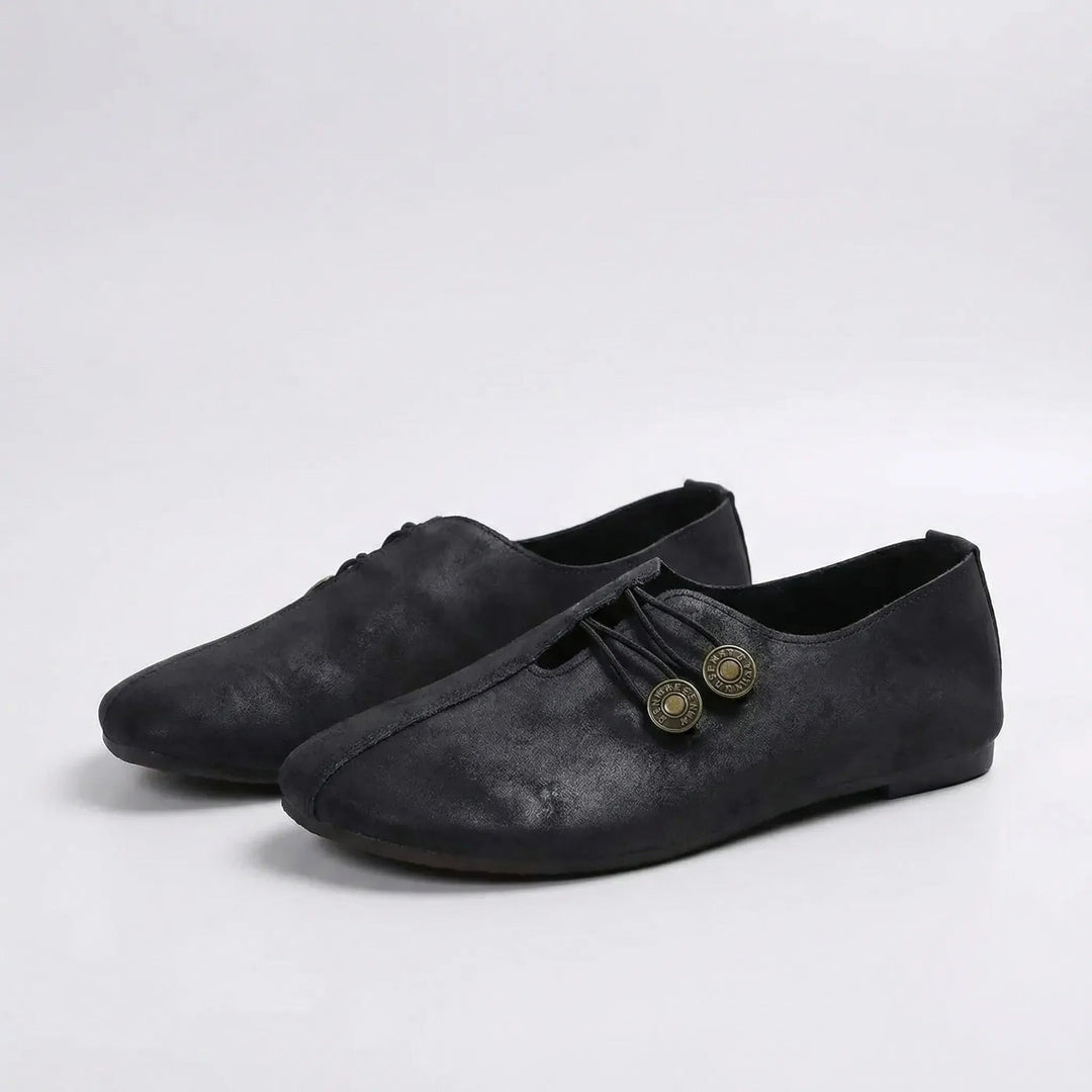 Modische flache Damenschuhe im minimalistischen Design. Komfortable, schicke Schuhe für jeden Tag.