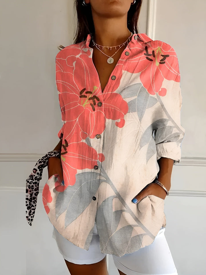 Feminine Damenbluse mit modischen Mustern, elegant und komfortabel für warme Tage.