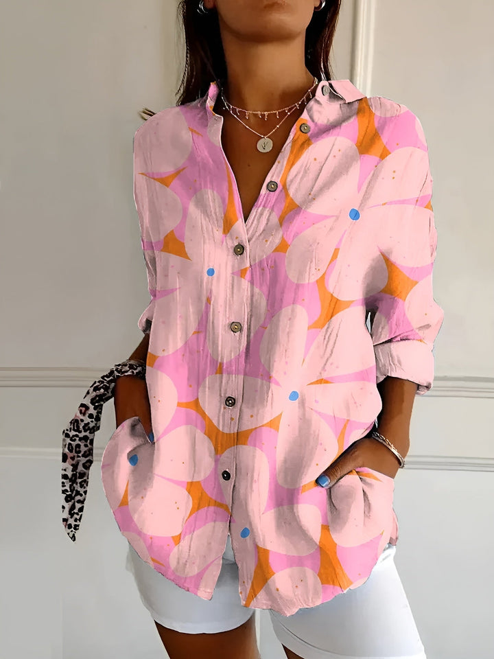 Komfortable Damenbluse mit lebhaften Mustern, perfekt für stilvolle Sommer-Outfits.