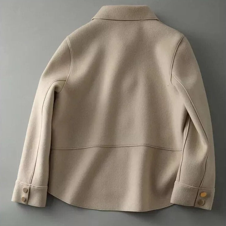 Warme Damen Winterjacke mit stilvoller Knopfleiste. Ideal als Oberbekleidung für Herbst & Freizeit.