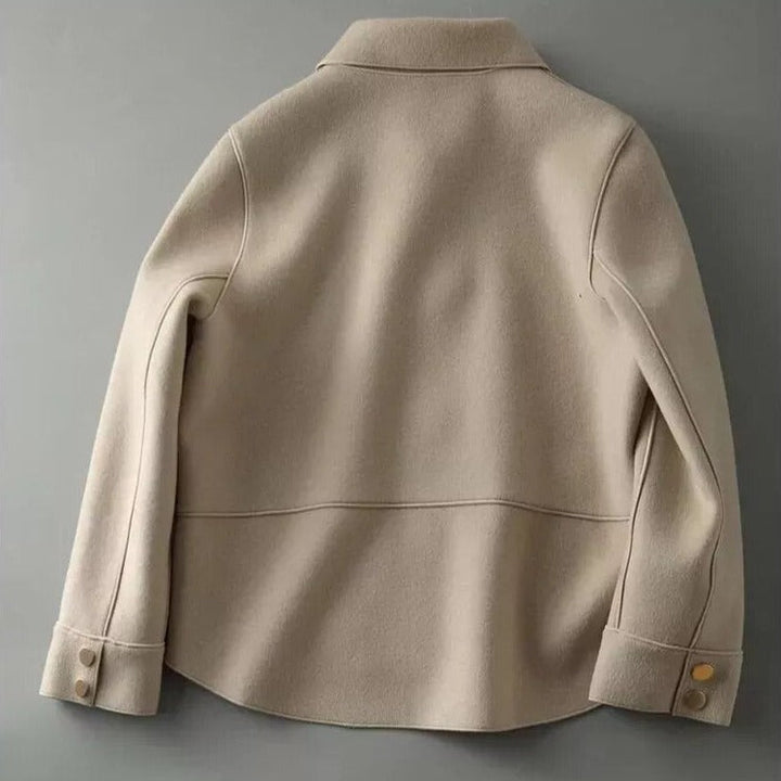 Warme Damen Winterjacke mit stilvoller Knopfleiste. Ideal als Oberbekleidung für Herbst & Freizeit.