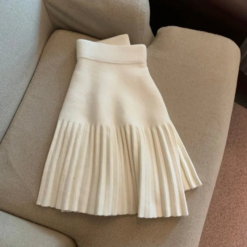 Modischer Damen Faltenrock in A-Linie mit hohem Bund. Eleganter Winterrock für stilvolle Outfits.