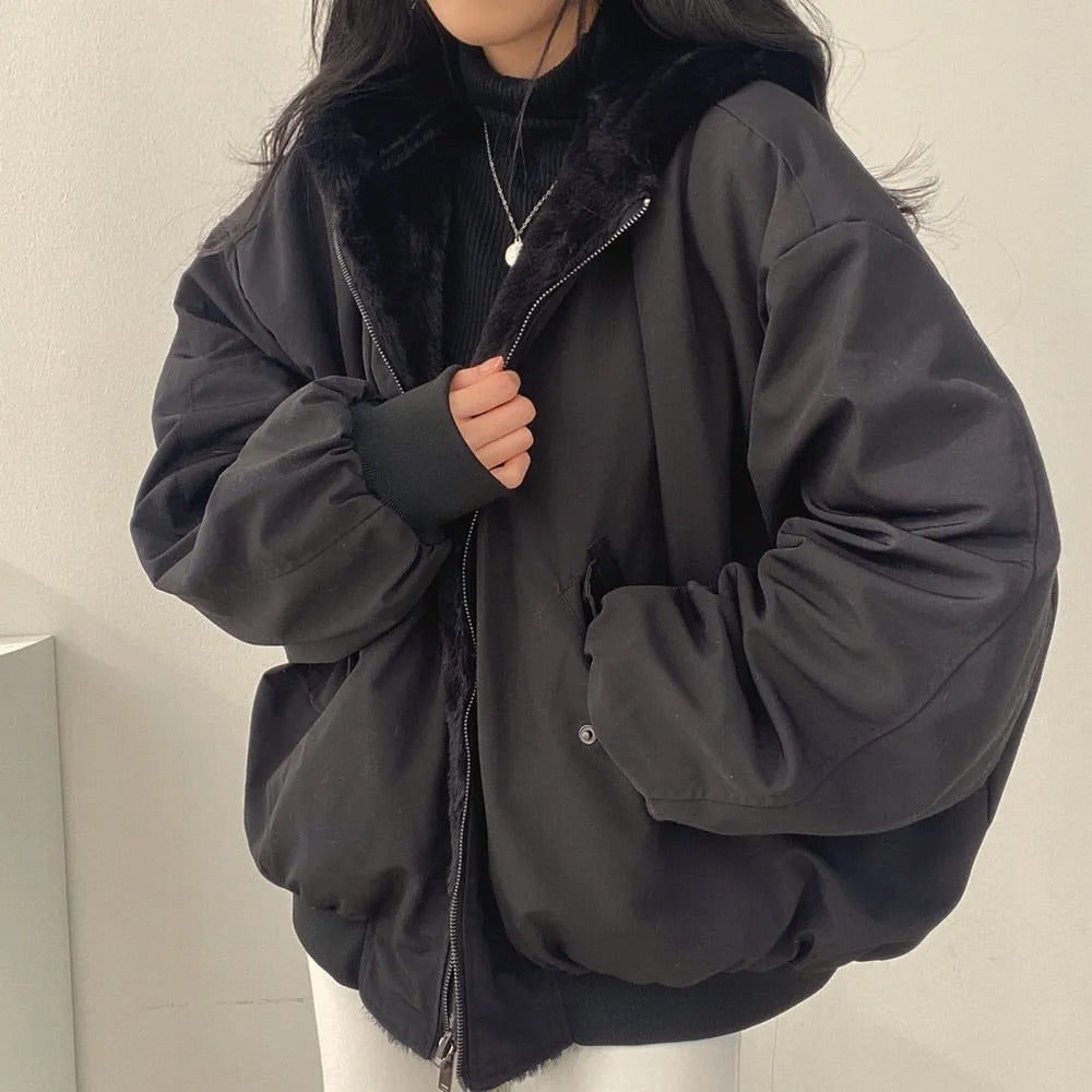 Frau trägt warme, elegante Damen Winterjacke; ein stilvolles doppellagiges Winteroutfit für den Alltag.