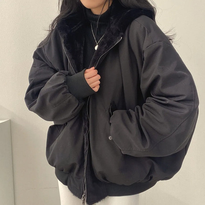 Frau trägt warme, elegante Damen Winterjacke; ein stilvolles doppellagiges Winteroutfit für den Alltag.