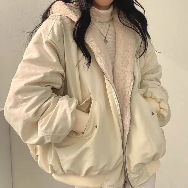 Detailansicht der eleganten, doppellagigen Damen Winterjacke; idealer Kälteschutz und modische Oberbekleidung.