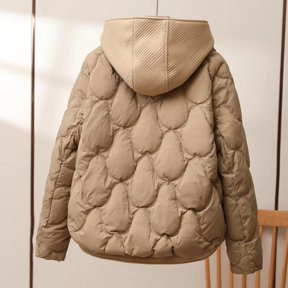Warme Damen Winterjacke aus wasserabweisendem Material, stilvoll gesteppt, perfekt für Kälte und Wintermode.