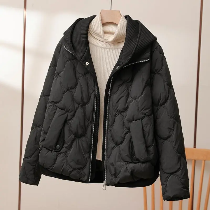 Stilvolle Damen Winterjacke mit Kapuze, warm gefüttert. Perfekte Mode für kalte Tage und Outdoor-Erlebnisse.