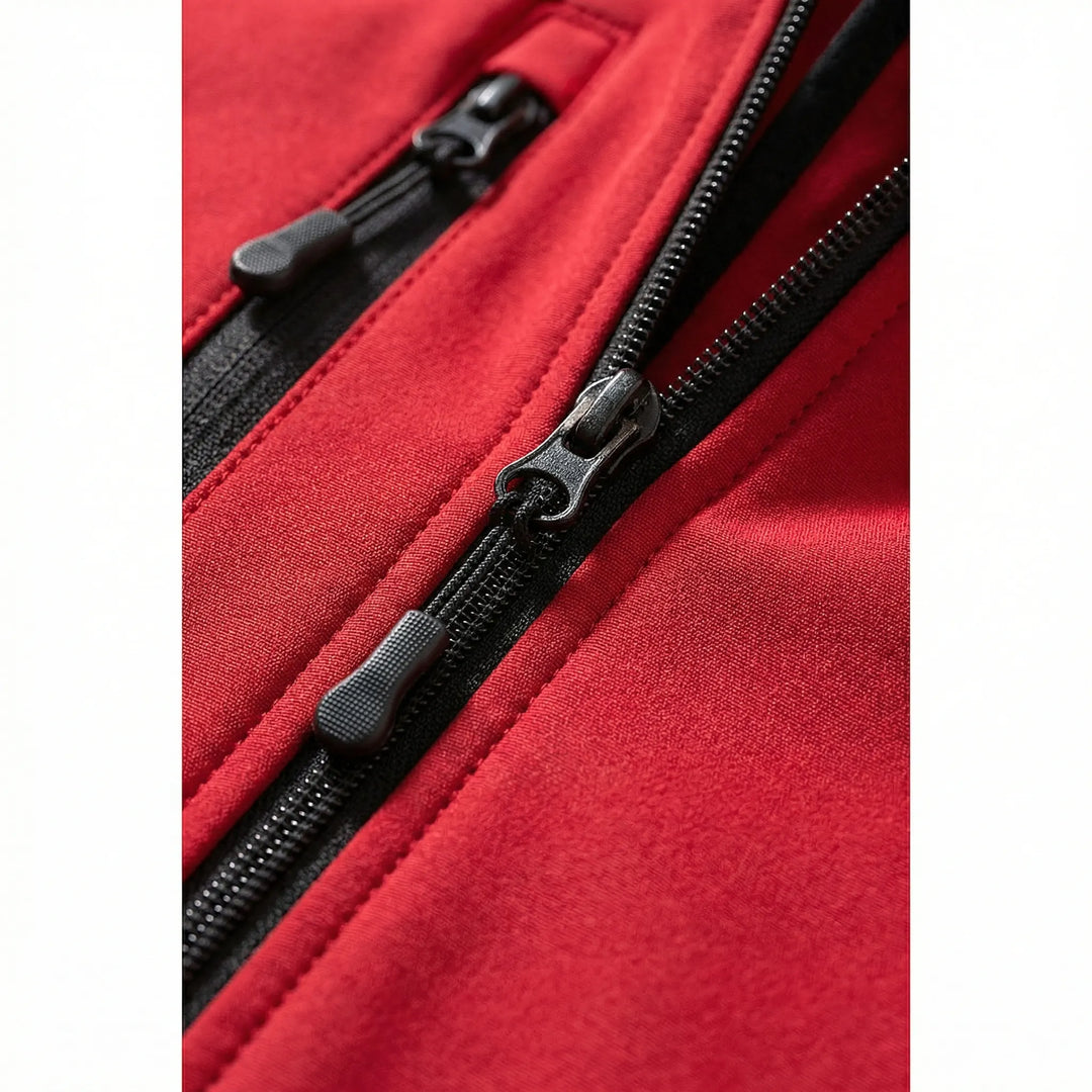 Taillierte Damen Softshelljacke mit Kapuze, ideal als Übergangs- oder Freizeitjacke.