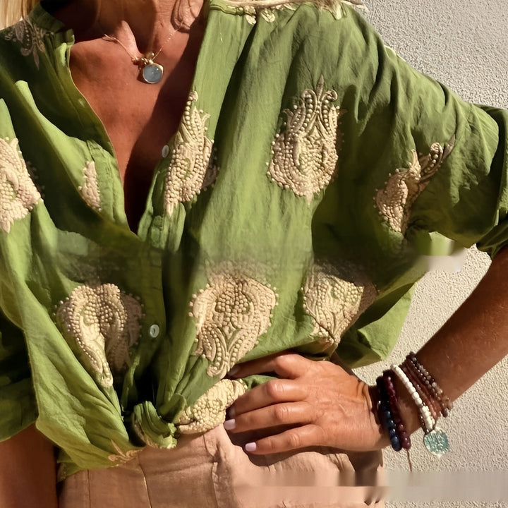 Elegante Damenbluse mit Muster. Lockere Langarmbluse & Komfortbluse mit Knopfleiste für stilvolle Damenmode.