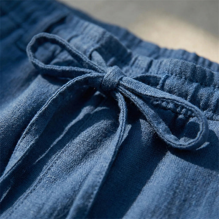 Detail der weiten Damenhose mit elegantem Bindegürtel. Lockere Passform für hohen Tragekomfort.