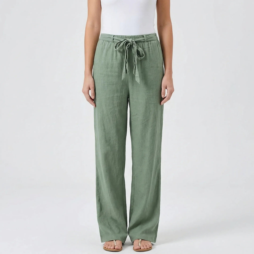 Frau trägt weite Sommerhose mit Bindegürtel & Shirt. Komfortable Freizeithose für legere Looks.