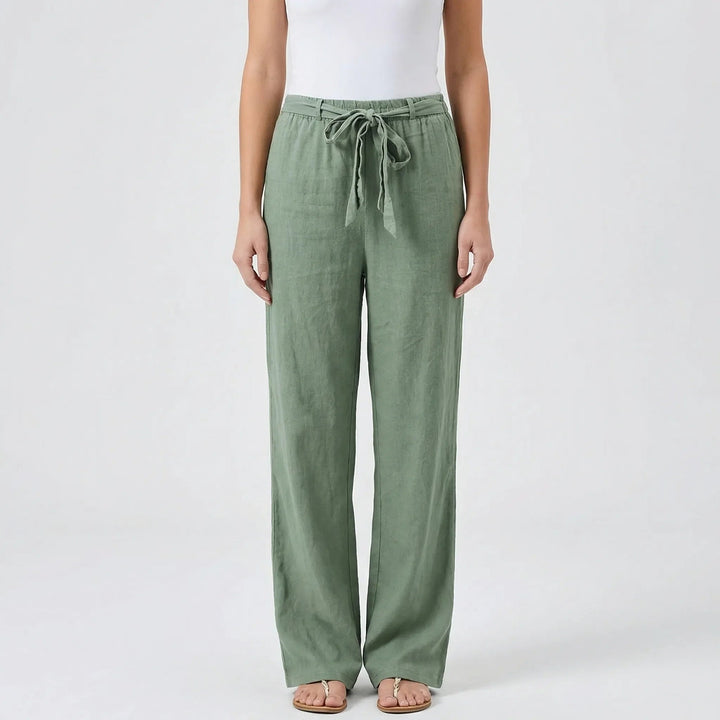 Frau trägt weite Sommerhose mit Bindegürtel & Shirt. Komfortable Freizeithose für legere Looks.