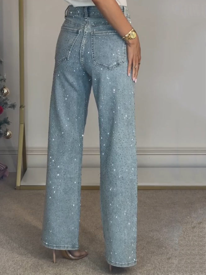Modische Glitzer-Damenjeans mit weitem Schlag und hochgeschnittenem Bund. Denimhose für einen eleganten Auftritt.