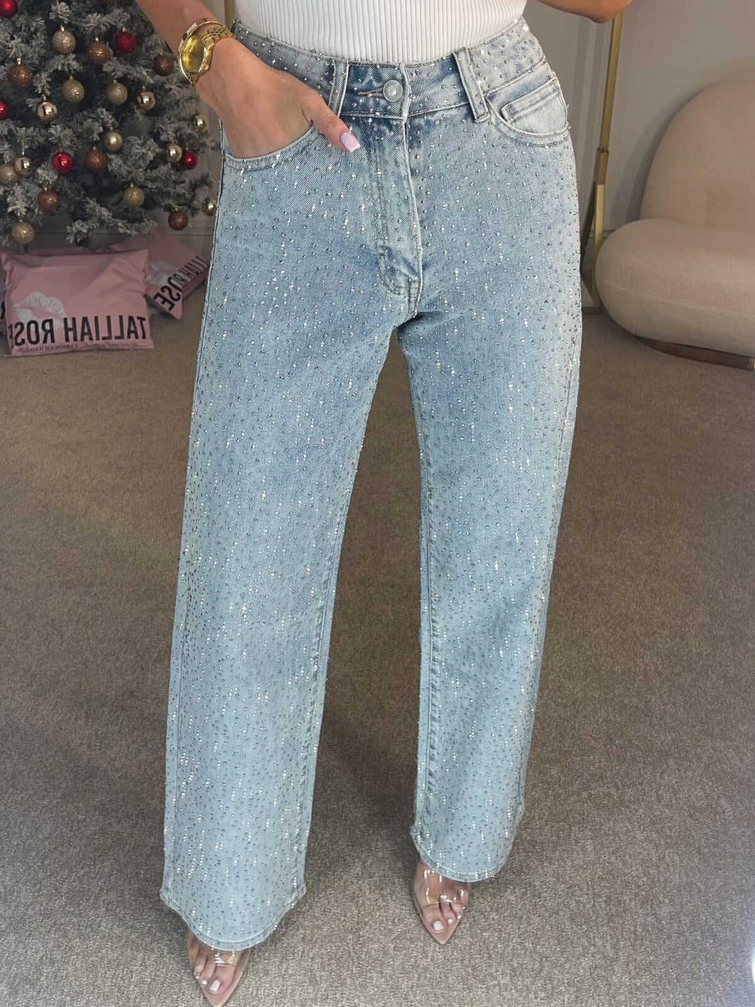 Stylische Damenjeans mit Glitzer-Akzenten und figurstreckendem Schlag, ideal für elegante Alltagslooks.